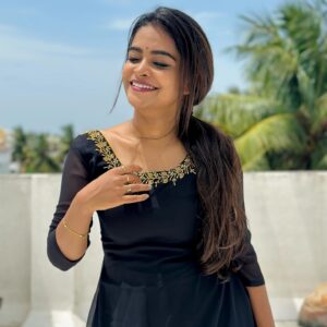 Arunima Sudhakar Instagram - Nee enadharuginil nee .. idhai vida oru kavithai kidayaathe ❤️‍🔥🕊️ 
Outfit @shansika1