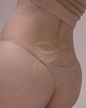 Arvida Byström Instagram - Endorsing the bow era that we live in🎀

Thanks to @emma.eastop who made this tramp stamp bow moment into reality 🎀
