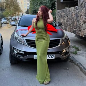 Arzu Abdulova Instagram - Gözəl qadının arxasınca həmişə danışıblar. Ya yerində olmaq istəyən qadınlar paxıllıqdan ya da əldə etmək istəyib əli çatmayanda "kişilər"...😉