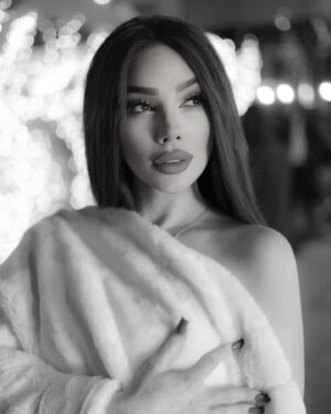 Arzu Abdulova Instagram - Довести до слез может каждый. А сделать так, чтобы глаза от радости сияли, только единицы...
Photos @kemalguluzade 
Dress @tl_butik_fk