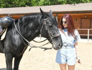 Arzu Abdulova Instagram - Əsla başqa insanlar kədərlənməsin deyə özünü üzmə. Unutma; Sən
qaldıra bilirsənsə, onlar da qaldıra bilər...