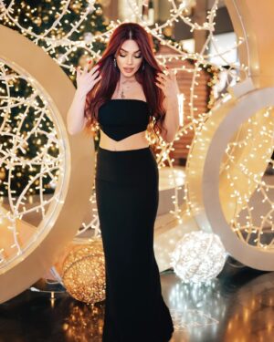 Arzu Abdulova Instagram - Bir qadının geyindiyi ən gözəl geyim, sevdiyi kişinin qollarıdı🥂
Photo’s: @kemalguluzade