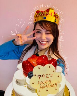 Asami Tano Instagram - みんなーーー！
沢山のおめでとうメッセージ....拝見させてもらっています。めちゃくちゃ嬉しい🥲❤️本当にありがとうございます。
大人3歳７年目🎂✨
楽しい事に全力でチャーミングな人でありたいと思って歳を重ねていっています。どうかな？重ねられてる？🤭
いつも沢山の愛をありがとうございます。
私も皆さんに『アサミらしい！』と思ってもらえるような愛をお返ししていきます🤲🏻🍃♡

皆のパワーチャージャー🔋の様な人になる歳にします！

ありったけの笑顔と感謝をこめて....xxx

２０２４.２.１２　田野アサミ

#田野アサミ#asamitano#HBD