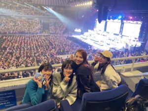 Asami Tano Instagram - 🩷🧡💛💚💙🍬
全プリキュア 20th Anniversary LIVE！
キラキラ輝く未来の光が溢れる場所。
キュアハッピー福圓美里氏をメンバー全員で応援しました📣横浜アリーナがウルトラハッピー❣️✨で溢れていた。
皆がきらめいていた。そして間違いなく客席のスマイルプリキュアのメンバーも輝いていた🥺🪽✨
大好きなメンバーと大好きな人達と20周年プリキュアLIVE。キュアサニーに出会えた事最高に幸せ。
胸いっぱいでした🧡おおきにぃ！
#全プリキュアLIVE#田野アサミ#asamitano 
サニーの姿をして踊っていたステージ上のサニーが（意味伝われ！）キレッキレでそして天真爛漫で豪快でまんまサニーだった事に感動した🥺。。。❤️‍🔥