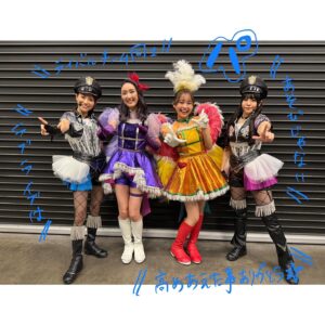 Asami Tano Instagram - 💙🪽

垣根をを超えた（越えた🤝）
メンバー達と色々お写真📷❄️♡☃️🍕　

LoveLive! Series Presents ユニット甲子園 2024

幸せね。ハピネス。色々な個性。
皆さんの大好きな人が沢山いるよね！
私も好きな人いっぱいだったよ！おんなじだね😏♡

きゃんと歌わせてもらったヨハネの大切な楽曲
Deep Resonance歌唱前に撮った写真私は荒ぶってブレブレ、きゃんは最高に笑顔🤝😏
そういうこと。らぶ。

私さ藤井康生さんとね、お写真撮りたかった！！
懇願🤝！！またお会いできる時に撮る。
そしてよっこら聖良〜♪するんだ。

最後の写真は練習入場時にはしゃぎ倒す私を日向が撮ってくれたよ🤍本番時は緊張しすぎてこの真逆の顔してた。😂

#ユニット甲子園Day1#ユニット甲子園Day2
#lovelive#saintsnow#ありがとう#thankyou#謝謝

追記🌼
皆の熱い熱い想いのフラスタ全部ちゃんとみました！！
ありがとう。力を貰いました。本当に。
皆と私の2024年の想い🪽更新しました。