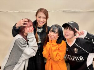 Asami Tano Instagram - 📻393回（サンキューさん）
浦の星女学院ラジオ....浦ラジに4年ぶりに出演
私オリンピック選手🇯🇵か？と思う4年ぶり。
きゃんが眩しいオレンジを着ててわらった🤭
あちゃ（私）意識してくれたんだって🧡愛だね。

ユニット甲子園のリハや楽曲コラボの私の考えとかとか
理亞こと佐藤日向とのSaintSnowリハ中のエピソードもガッツリ話してます。あれはそこからそうなったのね🌷！
と思ってもらえると思う。是非お耳のお供に！聴いてね👂

集合写真左から〜♪
#斉藤朱夏#田野アサミ#小林愛香#降幡愛
私このメンツだと背が大き過ぎるのも相まって
担任の先生みたいな写真🤭🌸載せておくね♡笑
※きゃんきゅんは実はしゃがんでくれてんの🤭愛だね。
#lovelivesunshine#浦ラジ#わいわいわい#JMA放送局#saintsnow#鹿角聖良

皆んなで一緒に〜
（よっこらぁ〜 セイラーーーー💪）⇦ここ皆のパートね