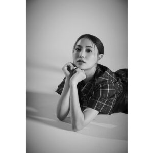Asami Tano Instagram - ☀️📸💄🖤🤍
表紙が解禁になりました。
あえての白黒。皆さんがそれぞれ想う、感じる表情に表紙はしたくって、どうですか？😊中ページもお楽しみに

『Record』　
TANO ASAMI / 20th ANNIVERSARY BOOK

Photographer  SASU TEI 、JUN MARUOKA、MARINA INOUE
Stylist Go Momose
Hair &Makeup artist  Mikiko Suzuki、Mayo Morishita、Asami Harano

#田野アサミ20th
#田野アサミ#asamitano