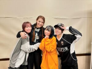 Asami Tano Instagram - 📻393回（サンキューさん）
浦の星女学院ラジオ....浦ラジに4年ぶりに出演
私オリンピック選手🇯🇵か？と思う4年ぶり。
きゃんが眩しいオレンジを着ててわらった🤭
あちゃ（私）意識してくれたんだって🧡愛だね。

ユニット甲子園のリハや楽曲コラボの私の考えとかとか
理亞こと佐藤日向とのSaintSnowリハ中のエピソードもガッツリ話してます。あれはそこからそうなったのね🌷！
と思ってもらえると思う。是非お耳のお供に！聴いてね👂

集合写真左から〜♪
#斉藤朱夏#田野アサミ#小林愛香#降幡愛
私このメンツだと背が大き過ぎるのも相まって
担任の先生みたいな写真🤭🌸載せておくね♡笑
※きゃんきゅんは実はしゃがんでくれてんの🤭愛だね。
#lovelivesunshine#浦ラジ#わいわいわい#JMA放送局#saintsnow#鹿角聖良

皆んなで一緒に〜
（よっこらぁ〜 セイラーーーー💪）⇦ここ皆のパートね