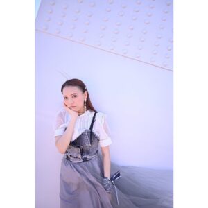 Asami Tano Instagram - ☀️📸💄🖤🤍
表紙が解禁になりました。
あえての白黒。皆さんがそれぞれ想う、感じる表情に表紙はしたくって、どうですか？😊中ページもお楽しみに

『Record』　
TANO ASAMI / 20th ANNIVERSARY BOOK

Photographer  SASU TEI 、JUN MARUOKA、MARINA INOUE
Stylist Go Momose
Hair &Makeup artist  Mikiko Suzuki、Mayo Morishita、Asami Harano

#田野アサミ20th
#田野アサミ#asamitano