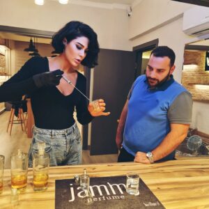 Asena Tuğal Instagram - Ben bu gece kendi kokumu yarattım..Esansların arasında kaybolmak ve kokular hakkında yeni bilgiler edinmek çok iyi geldi...Bu eşsiz deneyim için @jammyperfume 'e teşekkür ederim..