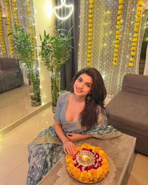Asheema Vardaan Instagram - Do they give out degrees in Master of Fireworks Pics? 😉

Happy Diwali to everyone celebrating 🪔 

#diwali #freiends #festivewear #lights