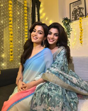 Asheema Vardaan Instagram - Do they give out degrees in Master of Fireworks Pics? 😉

Happy Diwali to everyone celebrating 🪔 

#diwali #freiends #festivewear #lights