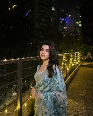 Asheema Vardaan Instagram - Do they give out degrees in Master of Fireworks Pics? 😉

Happy Diwali to everyone celebrating 🪔 

#diwali #freiends #festivewear #lights