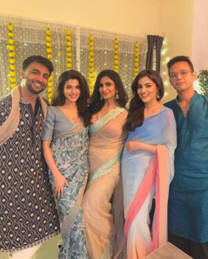 Asheema Vardaan Instagram - Do they give out degrees in Master of Fireworks Pics? 😉

Happy Diwali to everyone celebrating 🪔 

#diwali #freiends #festivewear #lights
