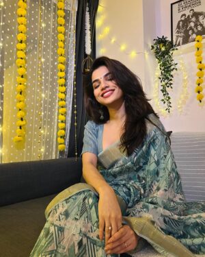 Asheema Vardaan Instagram - Do they give out degrees in Master of Fireworks Pics? 😉

Happy Diwali to everyone celebrating 🪔 

#diwali #freiends #festivewear #lights