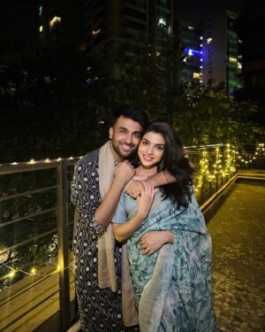 Asheema Vardaan Instagram - Do they give out degrees in Master of Fireworks Pics? 😉

Happy Diwali to everyone celebrating 🪔 

#diwali #freiends #festivewear #lights