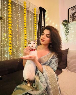 Asheema Vardaan Instagram - Do they give out degrees in Master of Fireworks Pics? 😉

Happy Diwali to everyone celebrating 🪔 

#diwali #freiends #festivewear #lights