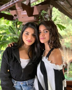 Asheema Vardaan Instagram - Gauri and kaamini are thrilled to meet y’all 😍😃 
Catch them on @officialjiocinema #heykameeni