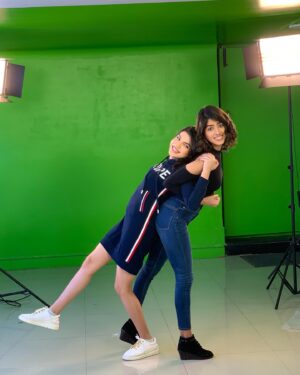 Asheema Vardaan Instagram - Gauri and kaamini are thrilled to meet y’all 😍😃 
Catch them on @officialjiocinema #heykameeni