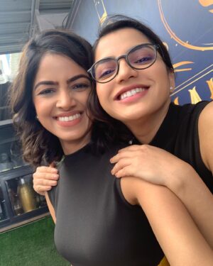 Asheema Vardaan Instagram - Gauri and kaamini are thrilled to meet y’all 😍😃 
Catch them on @officialjiocinema #heykameeni