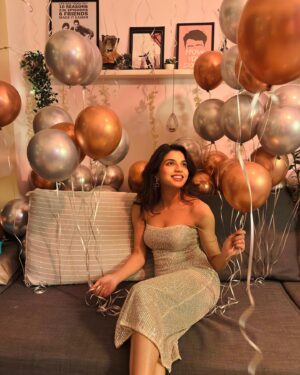 Asheema Vardaan Instagram - Happiest Birthday baby girl 🌻♥️

#birthday #happybirthday #love #party #cake #birthdaycake #birthdaygirl #birthdayparty #happy #anniversary #gift #instagood #celebration #family #photography #birthdayboy #cakes #balloons #instagram #chocolate #friends #like #handmade  #photooftheday #events #art