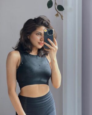 Asheema Vardaan Instagram - Objects in the mirror are stronger than they know. 

#mirrorselfie