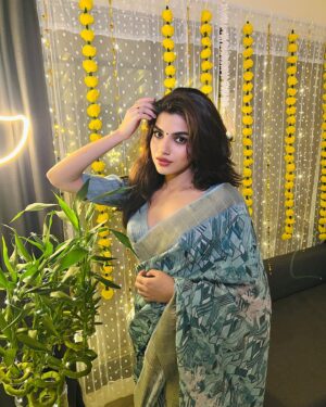 Asheema Vardaan Instagram - Do they give out degrees in Master of Fireworks Pics? 😉

Happy Diwali to everyone celebrating 🪔 

#diwali #freiends #festivewear #lights