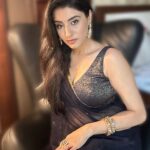 Ashlesha Savant Instagram - I look different in different angles and different lights. But that’s the case with life in general isn’t it ????? P.S - the music is from my recent fav series @yellowstone Waiting for new episodes desperately!!!!! Thank you @roshni0819 for this last minute save ❤️ Stylist - @roshni0819 Jewellery - @chaotiqbyarti #sareelove #indianjewellery
