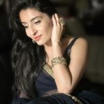 Ashlesha Savant Instagram - I look different in different angles and different lights. But that’s the case with life in general isn’t it ????? P.S - the music is from my recent fav series @yellowstone Waiting for new episodes desperately!!!!! Thank you @roshni0819 for this last minute save ❤️ Stylist - @roshni0819 Jewellery - @chaotiqbyarti #sareelove #indianjewellery