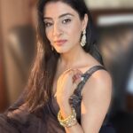 Ashlesha Savant Instagram - I look different in different angles and different lights. But that’s the case with life in general isn’t it ????? P.S - the music is from my recent fav series @yellowstone Waiting for new episodes desperately!!!!! Thank you @roshni0819 for this last minute save ❤️ Stylist - @roshni0819 Jewellery - @chaotiqbyarti #sareelove #indianjewellery