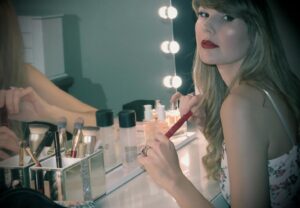 Ashley Leechin Instagram - For going out or staying in…💄

#justashley #makeup #fashion #actorsofinstagram #spring
