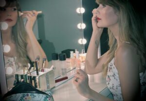 Ashley Leechin Instagram - For going out or staying in…💄

#justashley #makeup #fashion #actorsofinstagram #spring