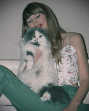 Ashley Leechin Instagram - Home is where the cat is. 😺

#photography #catsofinstagram #actorsofinstagram #fashion #spring