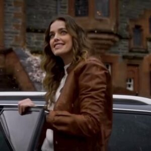 Ashley Newbrough Instagram - Two days away! Saving Christmas Spirit airs this Friday Dec 23rd on @amcplus! And for the UK friends we’re streaming on @channel5_tv ! ❤️🏴󠁧󠁢󠁳󠁣󠁴󠁿🥃🦌
.
.
.
#savingchristmasspirit #pandorapersephonefilms #nicelyentertainment #scotland #girlsrugby #amcplus