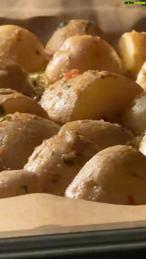 Ashley Blaine Featherson Instagram - Lamb Chops w/ Roasted Potatoes & Green Beans✨ #ABFJEats MVP’s: Pans: @lecreuset & @ourplace Butter: @kerrygoldusa Garlic & Herb Seasonings: @thegourmetcollection & @mccormickspice Roasted Garlic Base: @betterthanbouillon Chunky Garlic Paste & Basil Paste: @gourmetgarden Balsamic Glaze: @traderjoes