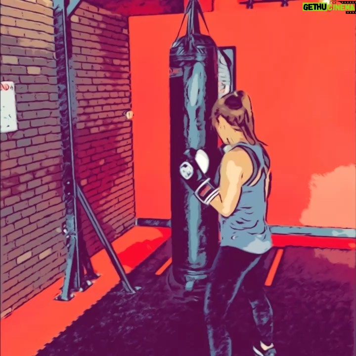Ashley Lomberger Instagram - ✨🥊 trying new things at the gym today.