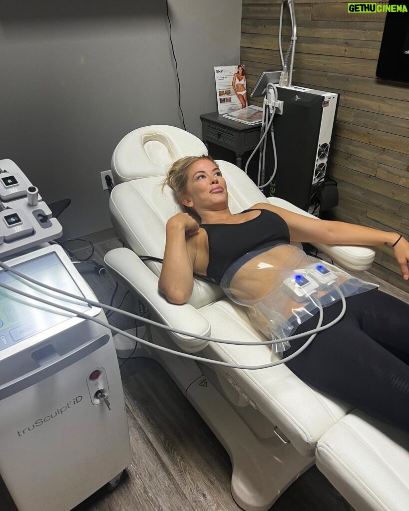 Ashley Lomberger Instagram - So… I did a thing today at @bb_aesthetic 💁🏼‍♀️. Stay tuned for details! #bbaesthetic #aesthetics #cutera #sculpt #madisonrayne #fitness #abs