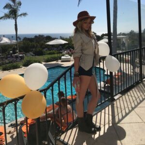 Ashley Rickards Instagram - When I arrive, I arrive. 😂😂