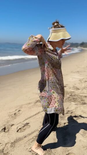 Ashley Williams Instagram - I haven’t worked in a while so now I’m getting weird. #sagstrike #sagaftramember #unionstrong @sagaftra @wgastrikeunite @wgawest #fairwages #sunhat