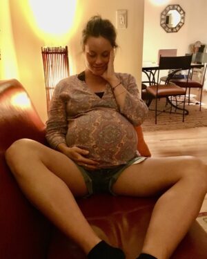 Ashley Williams Instagram - Throwback to just before my second baby. It’s still just totally mind blowing. I mean… the PHYSICS ALONE. 😅 #happymothersday