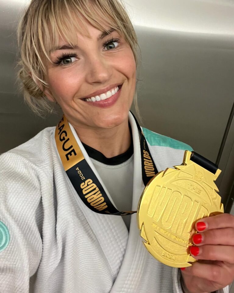 Ashley Yoder Instagram - It ain’t much but it’s honest work😂💀🙌🏽reallllly proud of our girls I know we missed @doykfam and her gold medal for the pic but way to go ladies🙏🏽♥️ me trying not to grab the gi is 🤣🤣🤣 thank you @rollpayments for always supporting me🔥