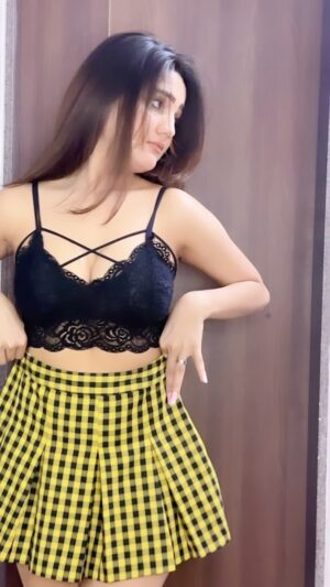 Ashna Kishore Instagram - Yimmy Yimmy fever is on !! 🥵😋💛🖤💛

#AshnaKishore #reels #yimmyyimmy #dance #reelitfeelit #explore #trend #trending #viral #jaqueline #jaqulinefernandez #tayc #like #bollywood #happy
