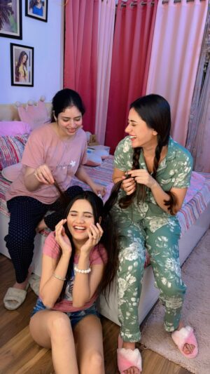 Ashna Kishore Instagram - Bhaiya ji ismaillll😜 @hira_zafar @kishoreaashna
