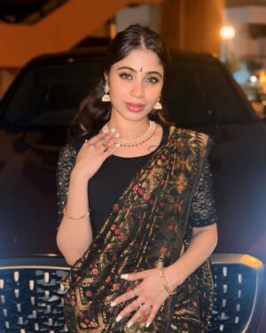Ashvini Jegathesan Instagram - Choose where your energy goes 🖤💋 

Grateful for the beautiful soul who wrapped me in elegance and tradition, making me feel like a queen in every fold of the saree. Thank you akka ! ♥️💋 

Saree Draping : @pavitrasevi @sach_pleats