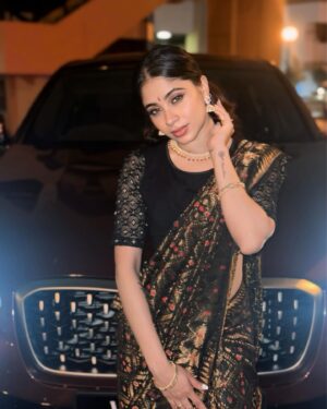 Ashvini Jegathesan Instagram - Choose where your energy goes 🖤💋 

Grateful for the beautiful soul who wrapped me in elegance and tradition, making me feel like a queen in every fold of the saree. Thank you akka ! ♥️💋 

Saree Draping : @pavitrasevi @sach_pleats