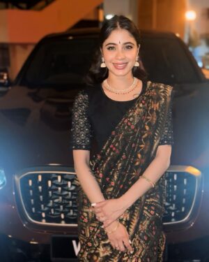 Ashvini Jegathesan Instagram - Choose where your energy goes 🖤💋 

Grateful for the beautiful soul who wrapped me in elegance and tradition, making me feel like a queen in every fold of the saree. Thank you akka ! ♥️💋 

Saree Draping : @pavitrasevi @sach_pleats