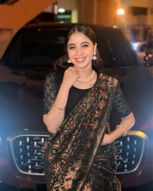 Ashvini Jegathesan Instagram - Choose where your energy goes 🖤💋 

Grateful for the beautiful soul who wrapped me in elegance and tradition, making me feel like a queen in every fold of the saree. Thank you akka ! ♥️💋 

Saree Draping : @pavitrasevi @sach_pleats
