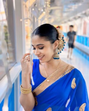 Ashvini Jegathesan Instagram - Gracefully adorned in a saree, a nod to tradition with a sprinkle of unique class 💖 #sareelove

PS: Thank you to my dearest sister for taking the time to doll me up like you always do. Never felt or looked better than when I’m in the magical hands of @thestyles_bysha 
Makeup 💄 : @thestyles_bysha