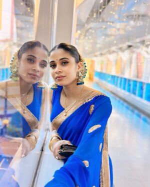 Ashvini Jegathesan Instagram - Gracefully adorned in a saree, a nod to tradition with a sprinkle of unique class 💖 #sareelove

PS: Thank you to my dearest sister for taking the time to doll me up like you always do. Never felt or looked better than when I’m in the magical hands of @thestyles_bysha 
Makeup 💄 : @thestyles_bysha