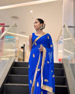 Ashvini Jegathesan Instagram - Gracefully adorned in a saree, a nod to tradition with a sprinkle of unique class 💖 #sareelove

PS: Thank you to my dearest sister for taking the time to doll me up like you always do. Never felt or looked better than when I’m in the magical hands of @thestyles_bysha 
Makeup 💄 : @thestyles_bysha